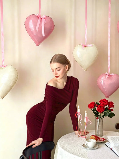 This 11-piece heart-shaped foil balloon set includes 18-inch pink and white heart-shaped balloons. Suitable for wedding parties