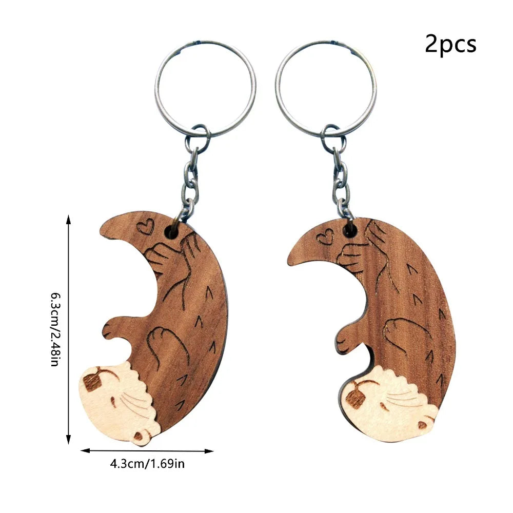 2Pcs/set Wooden Otter Couple Keychains Creative Interlocking Otter Pendant Set Backpack Decor Accessories Valentine's Day Gift