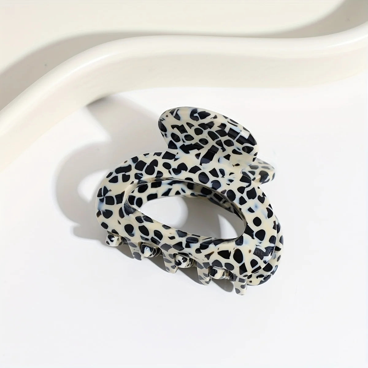 Elegant Sweet Small Oval Hair Claw Clip for Women Secure Grip Hair Accessories Ponytails Cute Hair Clips Sophisticated Style