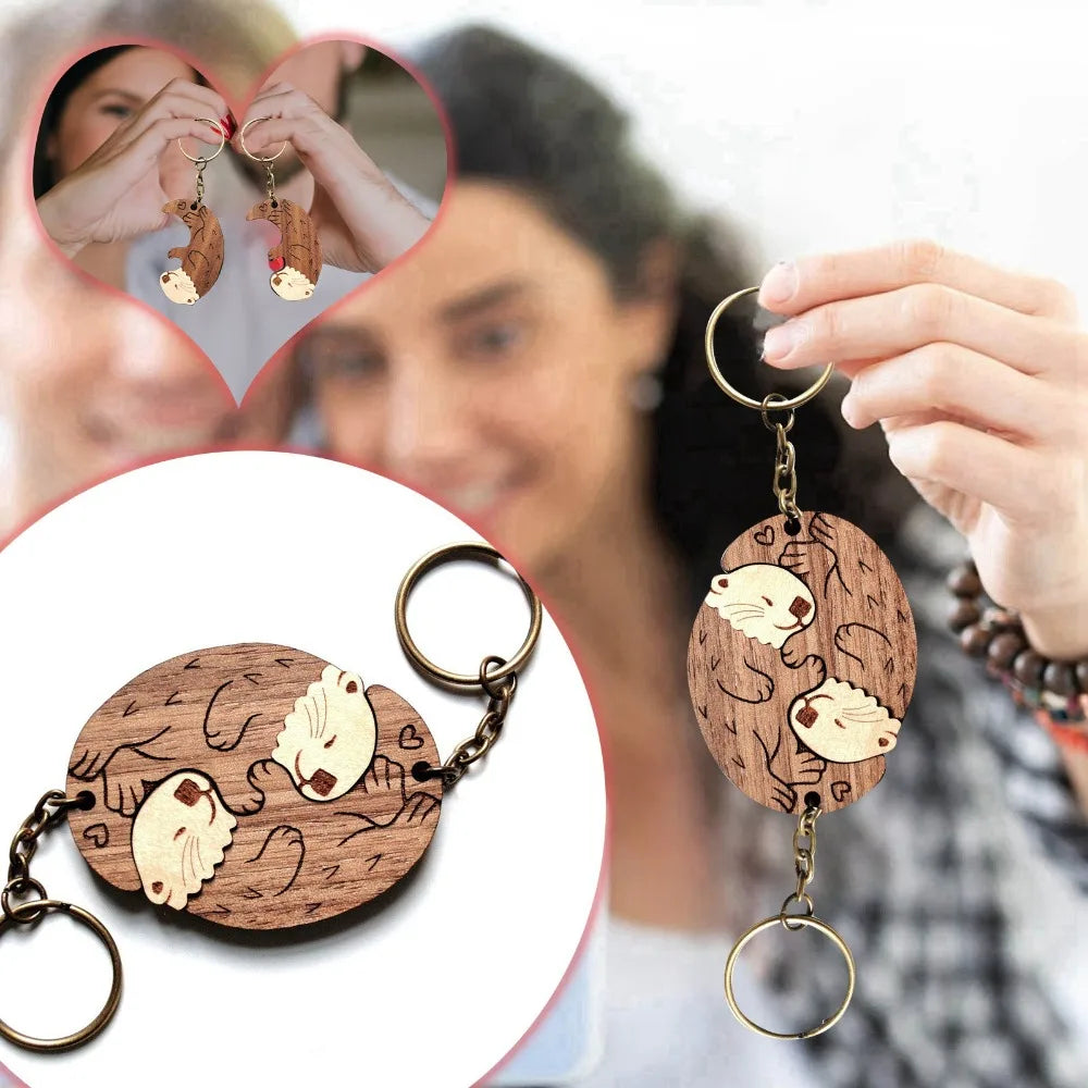2Pcs/set Wooden Otter Couple Keychains Creative Interlocking Otter Pendant Set Backpack Decor Accessories Valentine's Day Gift