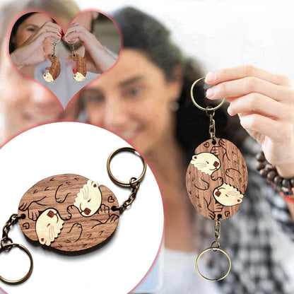 2Pcs/set Wooden Otter Couple Keychains Creative Interlocking Otter Pendant Set Backpack Decor Accessories Valentine's Day Gift