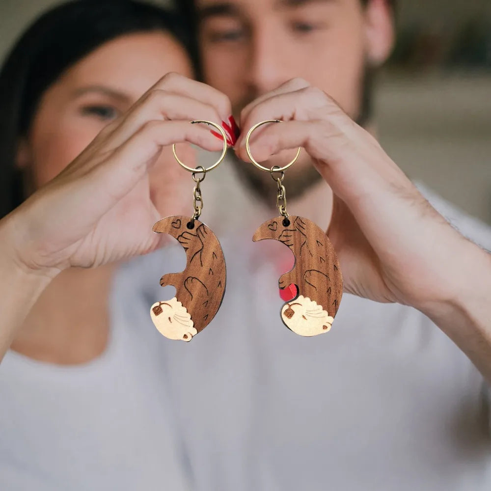 2Pcs/set Wooden Otter Couple Keychains Creative Interlocking Otter Pendant Set Backpack Decor Accessories Valentine's Day Gift