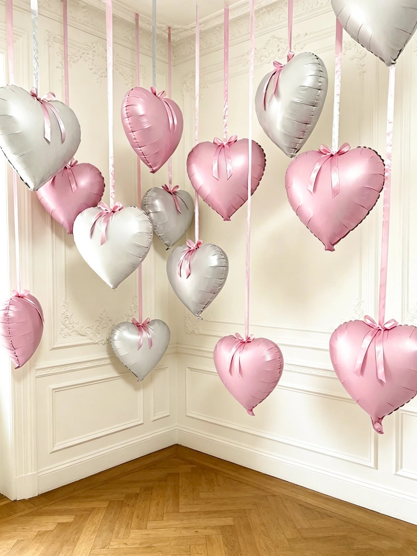 This 11-piece heart-shaped foil balloon set includes 18-inch pink and white heart-shaped balloons. Suitable for wedding parties