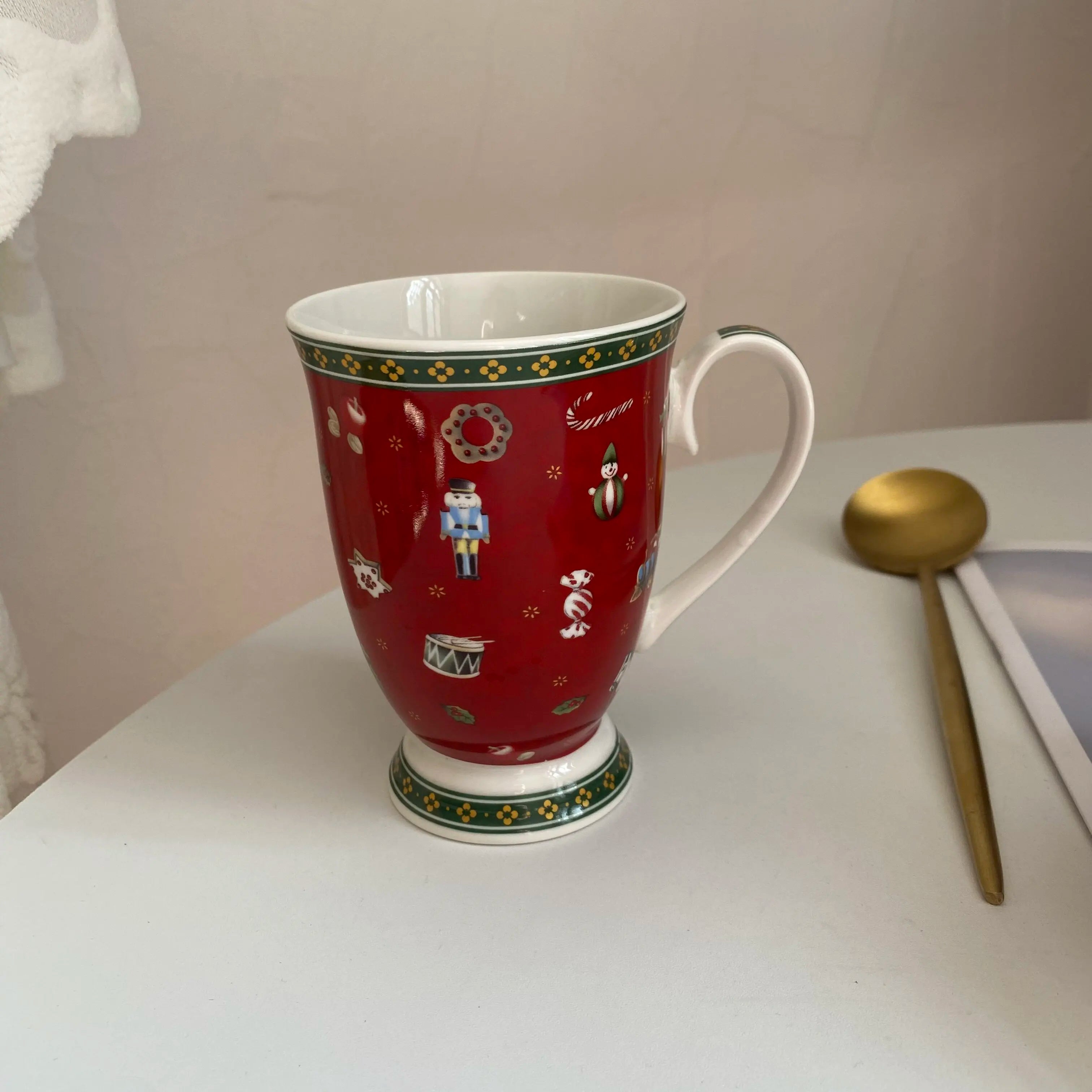 Christmas theme ceramic tall water red gift pattern mug high value cup teacup Christmas atmosphere, very beautiful