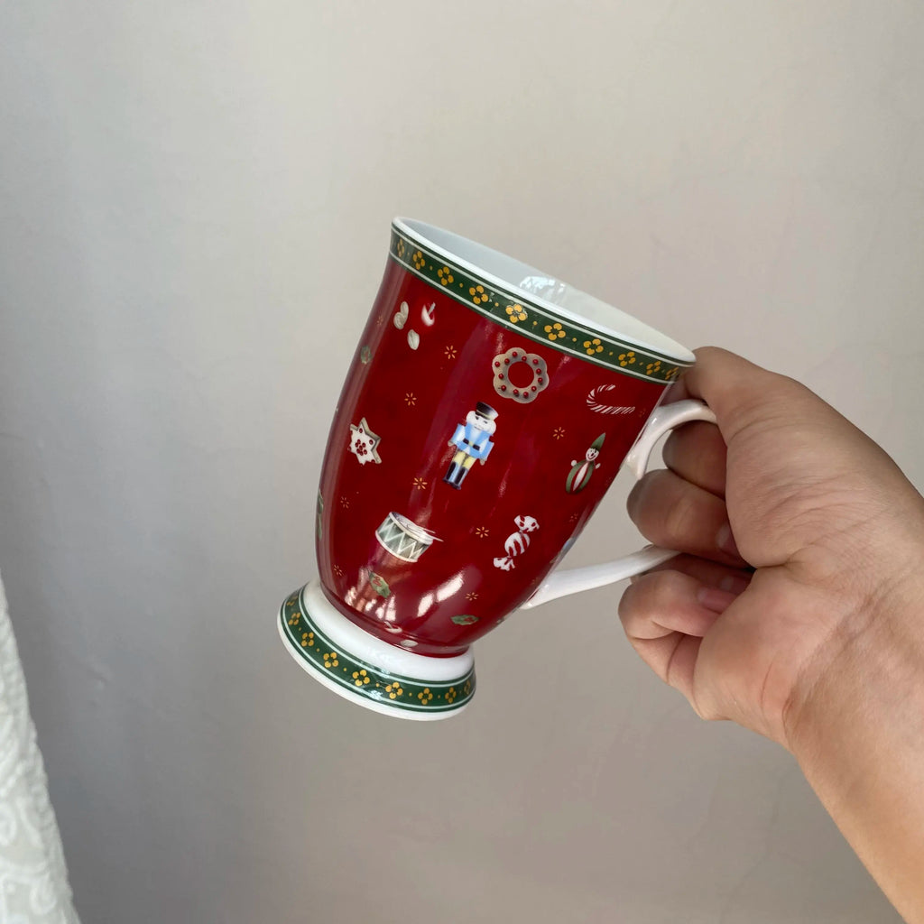 Christmas theme ceramic tall water red gift pattern mug high value cup teacup Christmas atmosphere, very beautiful